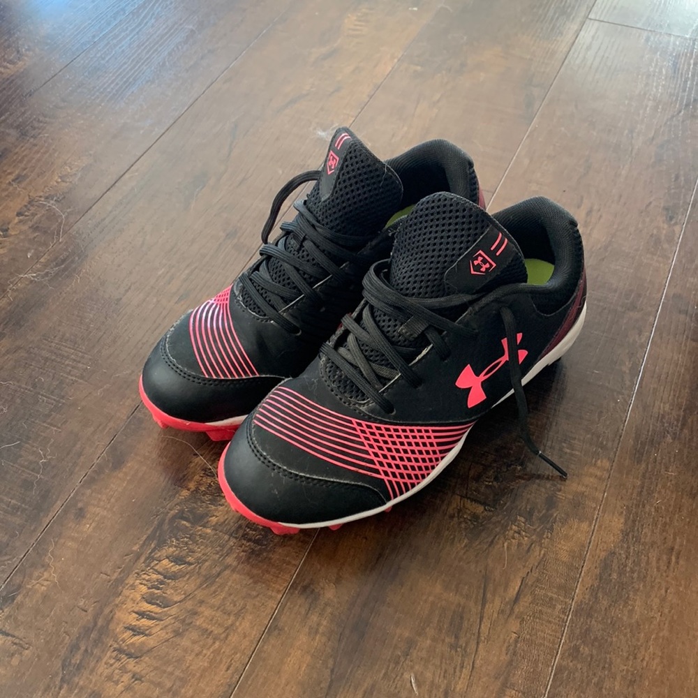 Underarmour cleats, girls, like new.